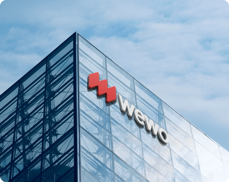 带有 WEWO 标识的现代企业办公建筑